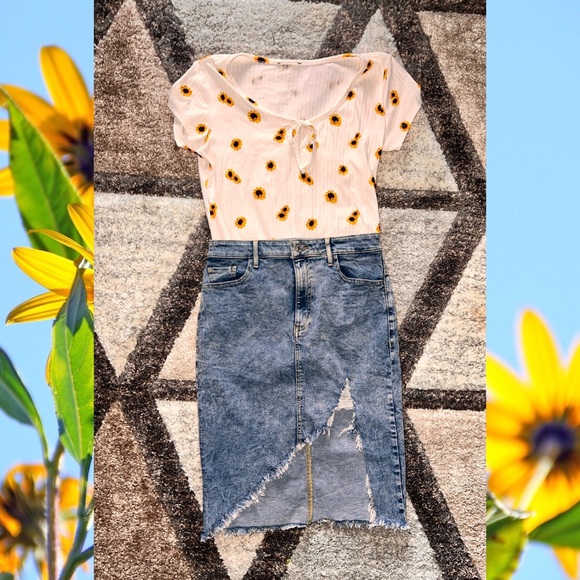 Sunflower Print Tee - Keyhole Bow-Tie Neck - Floral - Picture 4 of 4